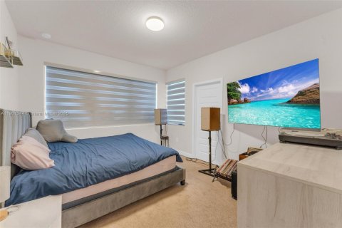 House in Miami Lakes, Florida 5 bedrooms, 283.35 sq.m. № 2017125 - photo 17