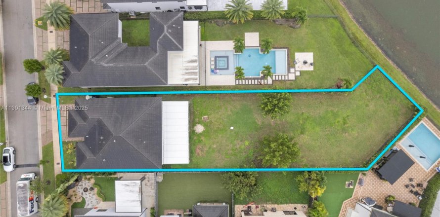 House in Miami Lakes, Florida 5 bedrooms, 283.35 sq.m. № 2017125