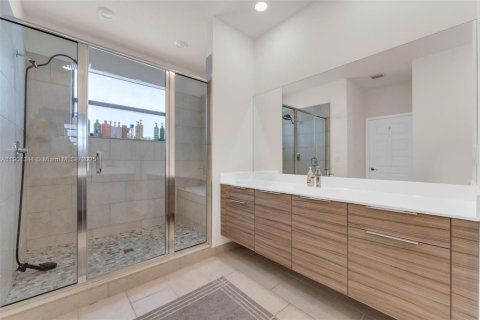 House in Miami Lakes, Florida 5 bedrooms, 283.35 sq.m. № 2017125 - photo 19