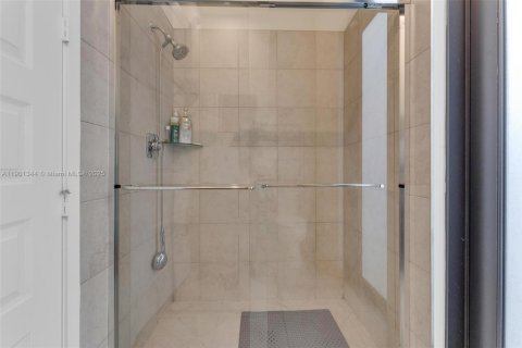 House in Miami Lakes, Florida 5 bedrooms, 283.35 sq.m. № 2017125 - photo 26