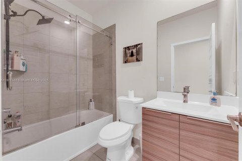 House in Miami Lakes, Florida 5 bedrooms, 283.35 sq.m. № 2017125 - photo 23