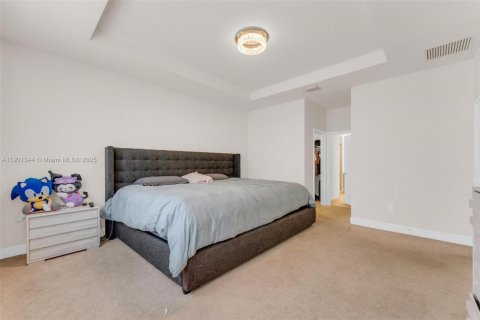 House in Miami Lakes, Florida 5 bedrooms, 283.35 sq.m. № 2017125 - photo 13