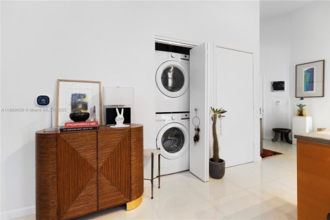 Condo in Miami, Florida, 4 bedrooms  № 1945784 - photo 14