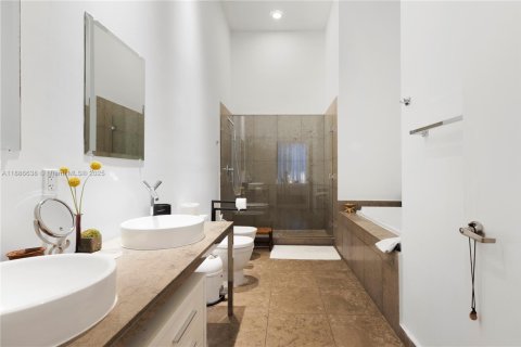Condo in Miami, Florida, 4 bedrooms  № 1945784 - photo 22
