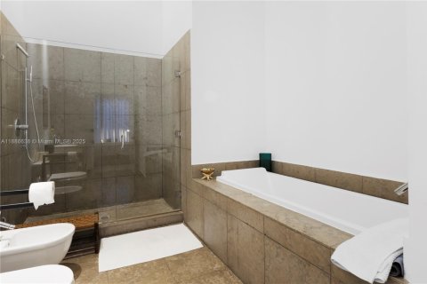 Condo in Miami, Florida, 4 bedrooms  № 1945784 - photo 23