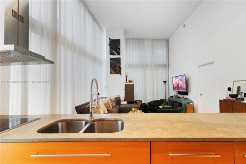 Condo in Miami, Florida, 4 bedrooms  № 1945784 - photo 17