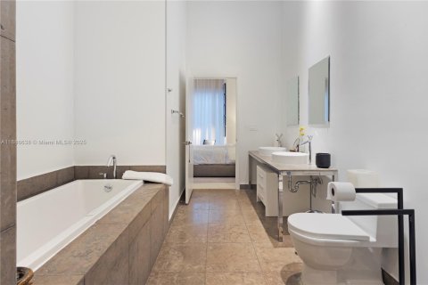 Condo in Miami, Florida, 4 bedrooms  № 1945784 - photo 24