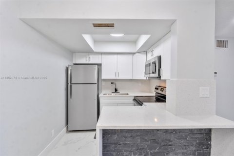 Apartamento en alquiler en Lauderhill, Florida, 2 dormitorios № 1896608 - foto 5