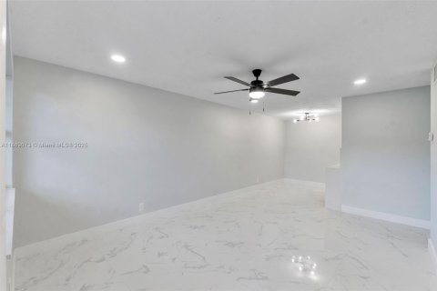 Apartamento en alquiler en Lauderhill, Florida, 2 dormitorios № 1896608 - foto 1