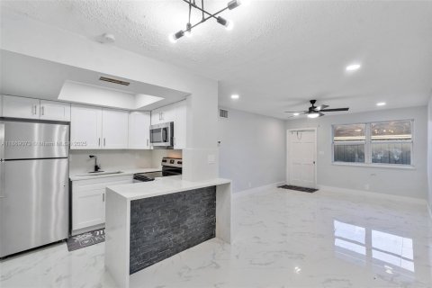 Apartamento en alquiler en Lauderhill, Florida, 2 dormitorios № 1896608 - foto 9