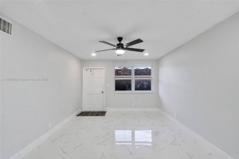 Apartamento en alquiler en Lauderhill, Florida, 2 dormitorios № 1896608 - foto 8