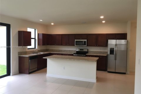 House in Homestead, Florida 5 bedrooms, 296.92 sq.m. № 1996662 - photo 5