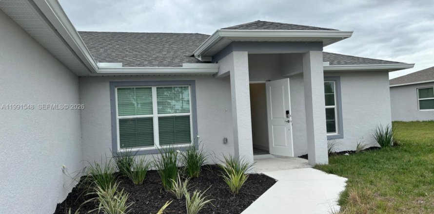 House in Lehigh Acres, Florida 3 bedrooms № 2062383