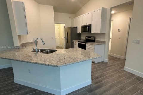 House in Lehigh Acres, Florida 3 bedrooms № 2062383 - photo 3