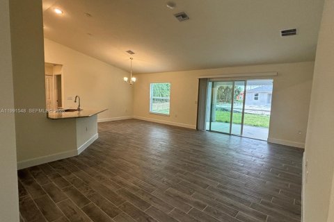 House in Lehigh Acres, Florida 3 bedrooms № 2062383 - photo 2