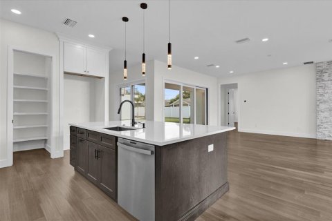 House in Orlando, Florida 5 bedrooms, 335.75 sq.m. № 1616858 - photo 23
