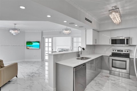 Condo in Sunny Isles Beach, Florida, 2 bedrooms  № 1006915 - photo 5