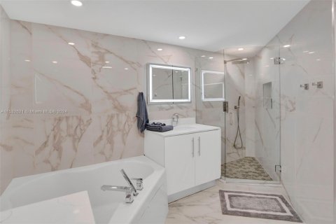 Condo in Sunny Isles Beach, Florida, 2 bedrooms  № 1006915 - photo 20