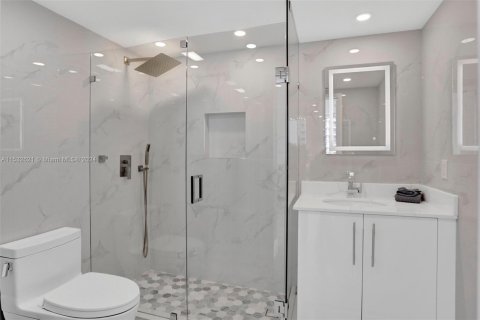 Condo in Sunny Isles Beach, Florida, 2 bedrooms  № 1006915 - photo 13