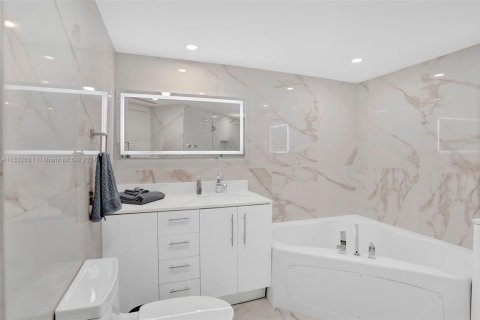 Condo in Sunny Isles Beach, Florida, 2 bedrooms  № 1006915 - photo 19