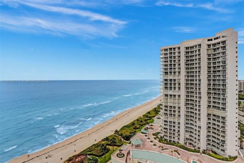 Condo in Sunny Isles Beach, Florida, 2 bedrooms  № 1006915 - photo 28
