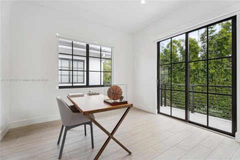 Townhouse in Miami, Florida 4 bedrooms, 263.1 sq.m. № 1860040 - photo 12