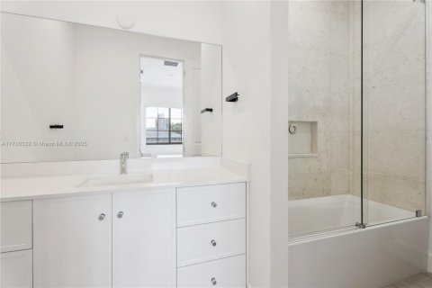 Townhouse in Miami, Florida 4 bedrooms, 263.1 sq.m. № 1860040 - photo 16