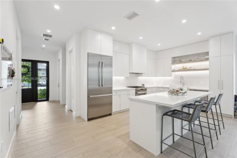 Townhouse in Miami, Florida 4 bedrooms, 263.1 sq.m. № 1860040 - photo 5
