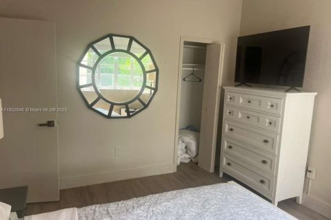 Villa ou maison à louer à Miami Beach, Floride: 1 chambre, 1591.23 m2 № 1891138 - photo 11