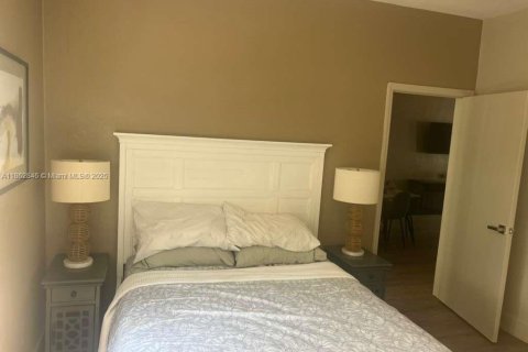 Villa ou maison à louer à Miami Beach, Floride: 1 chambre, 1591.23 m2 № 1891138 - photo 8