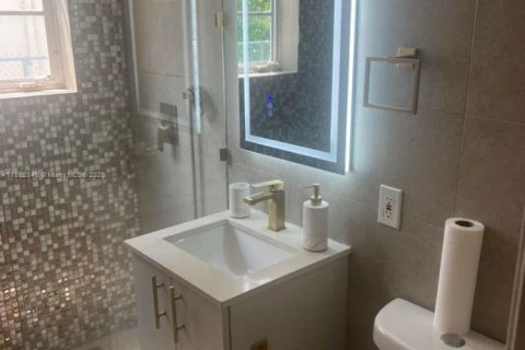 Villa ou maison à louer à Miami Beach, Floride: 1 chambre, 1591.23 m2 № 1891138 - photo 10