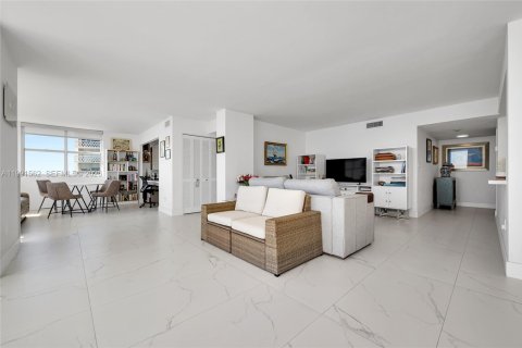 Condo in Miami, Florida, 3 bedrooms № 2255601 - photo 18