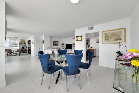 Condo in Miami, Florida, 3 bedrooms № 2255601 - photo 13