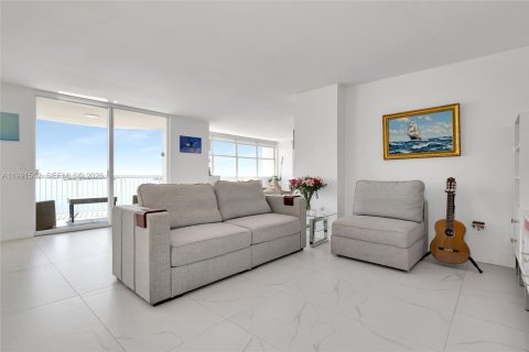 Condo in Miami, Florida, 3 bedrooms № 2255601 - photo 15