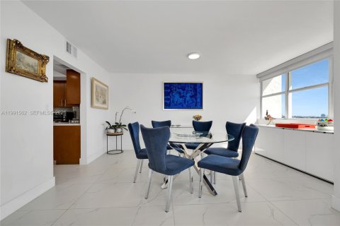 Condo in Miami, Florida, 3 bedrooms № 2255601 - photo 11