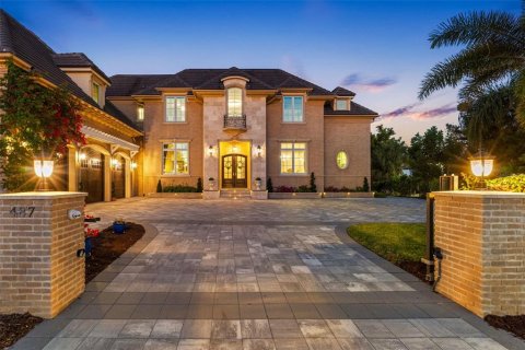 House in Sarasota, Florida 5 bedrooms, 606.37 sq.m. № 2207454