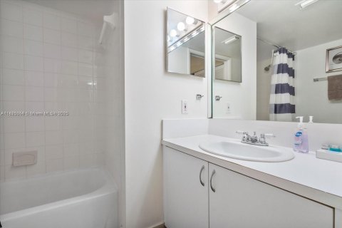 Condo in Aventura, Florida, 2 bedrooms  № 1798699 - photo 15