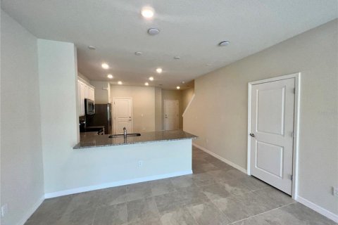 Townhouse in CYPRESS CAY in Kissimmee, Florida 3 bedrooms, 156.35 sq.m. № 1912235 - photo 4