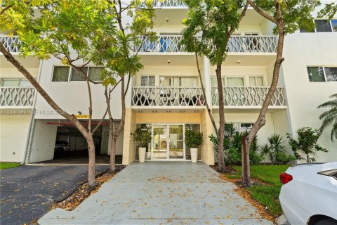 Copropriété à vendre à Bay Harbor Islands, Floride: 1 chambre, 78.6 m2 № 2085881 - photo 4