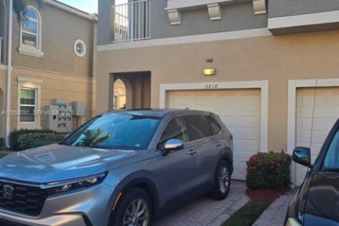 Townhouse in Tamarac, Florida 2 bedrooms, 100.06 sq.m. № 1996264 - photo 4