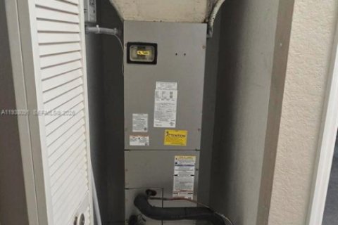 Townhouse in Tamarac, Florida 2 bedrooms, 100.06 sq.m. № 1996264 - photo 23