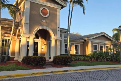 Townhouse in Tamarac, Florida 2 bedrooms, 100.06 sq.m. № 1996264 - photo 2