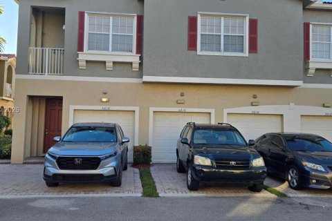 Townhouse in Tamarac, Florida 2 bedrooms, 100.06 sq.m. № 1996264 - photo 3