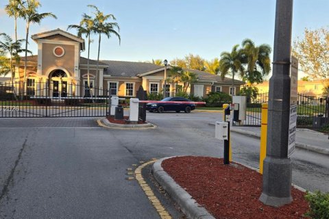 Townhouse in Tamarac, Florida 2 bedrooms, 100.06 sq.m. № 1996264