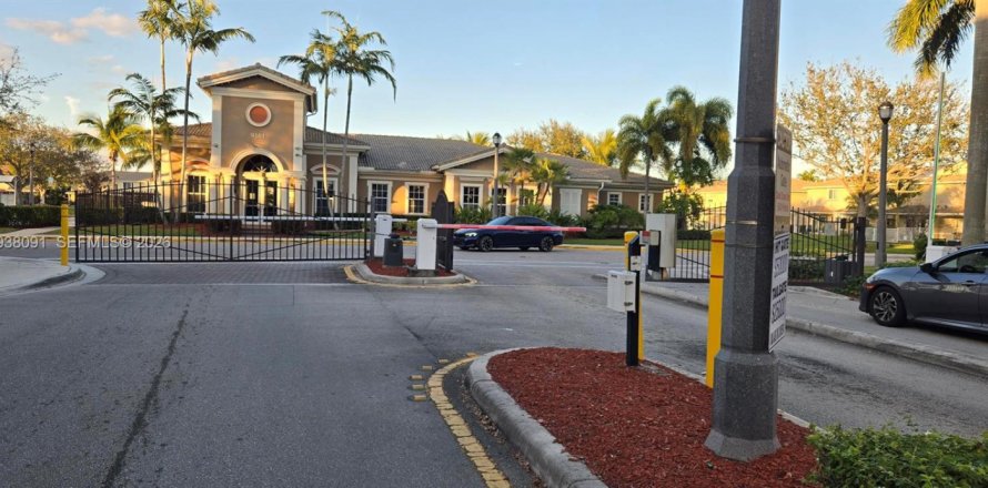 Townhouse in Tamarac, Florida 2 bedrooms, 100.06 sq.m. № 1996264