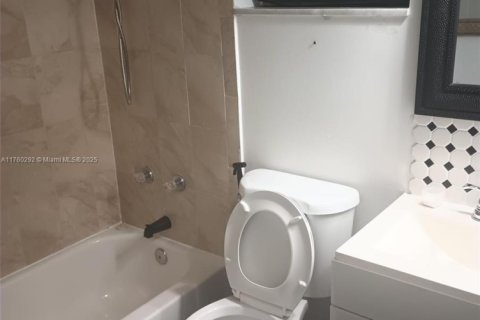 Купить кондоминиум в Уилтон-Мэнорс, Флорида 1 спальня, 62.24м2, № 2025052 - фото 16