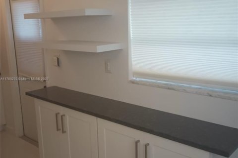 Купить кондоминиум в Уилтон-Мэнорс, Флорида 1 спальня, 62.24м2, № 2025052 - фото 18