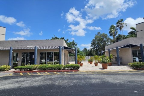 Condo in Hialeah, Florida, 1 bedroom  № 1980207 - photo 10