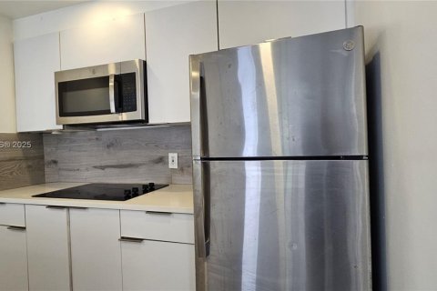 Condo in Hialeah, Florida, 1 bedroom  № 1980207 - photo 6