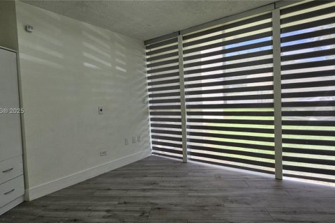 Condo in Hialeah, Florida, 1 bedroom  № 1980207 - photo 4